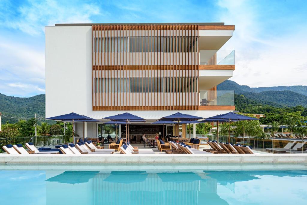 A piscina do luxuoso Hotel Fasano, em Angra dos Reis, no litoral do Rio de Janeiro