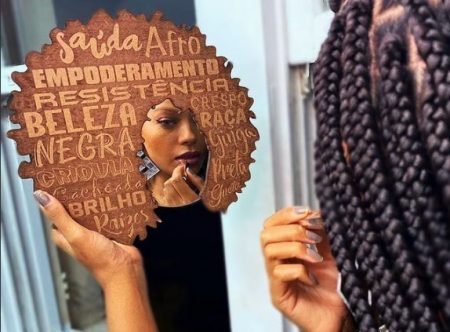 A Saúda Afro é especialista em brincos afro, trazendo colares, chaveiros e itens de decoração exclusivos e originais