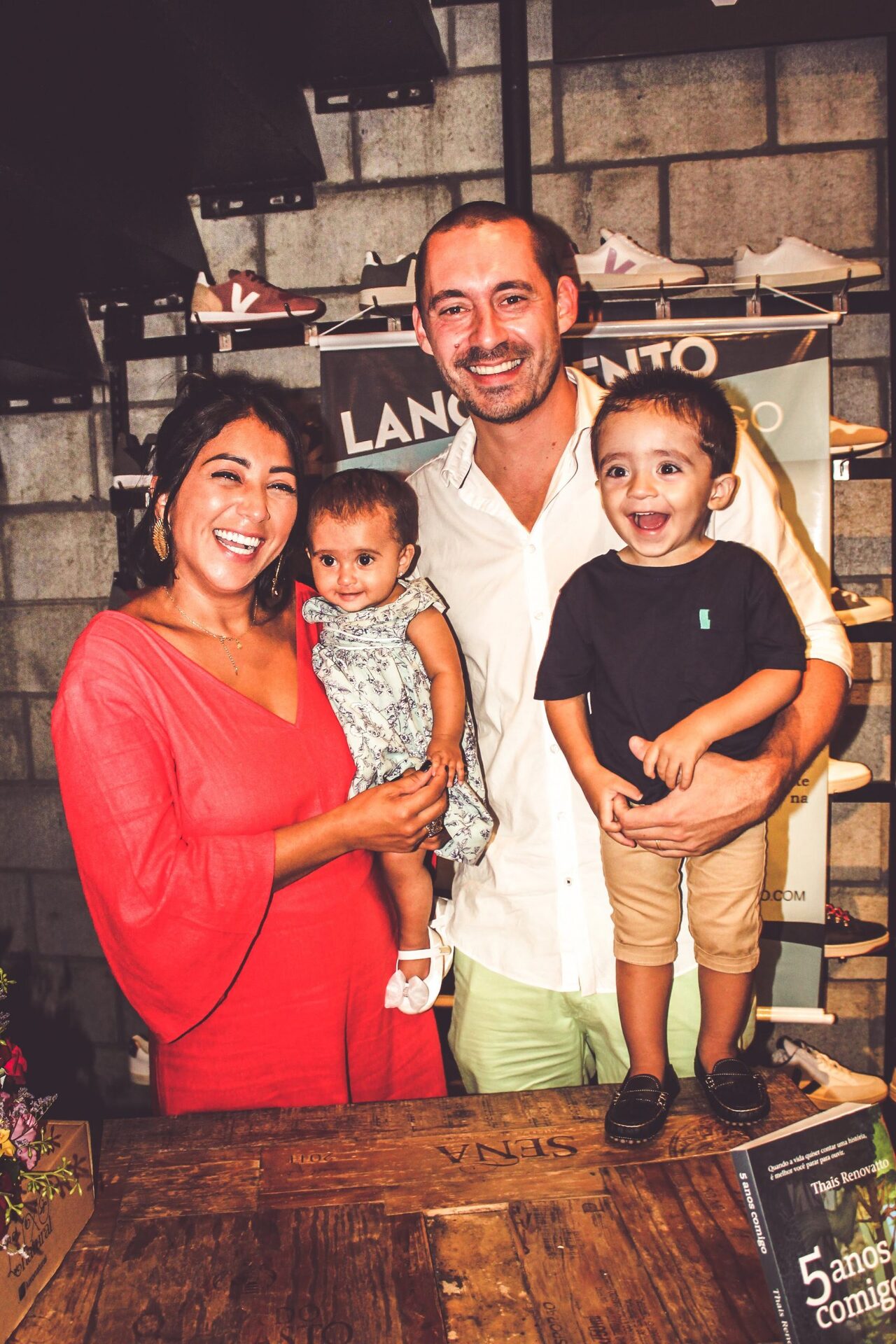 Thais com o seu marido Rodrigo, a filha Olivia e o filho João durante o lançamento do livro 5 Anos Comigo