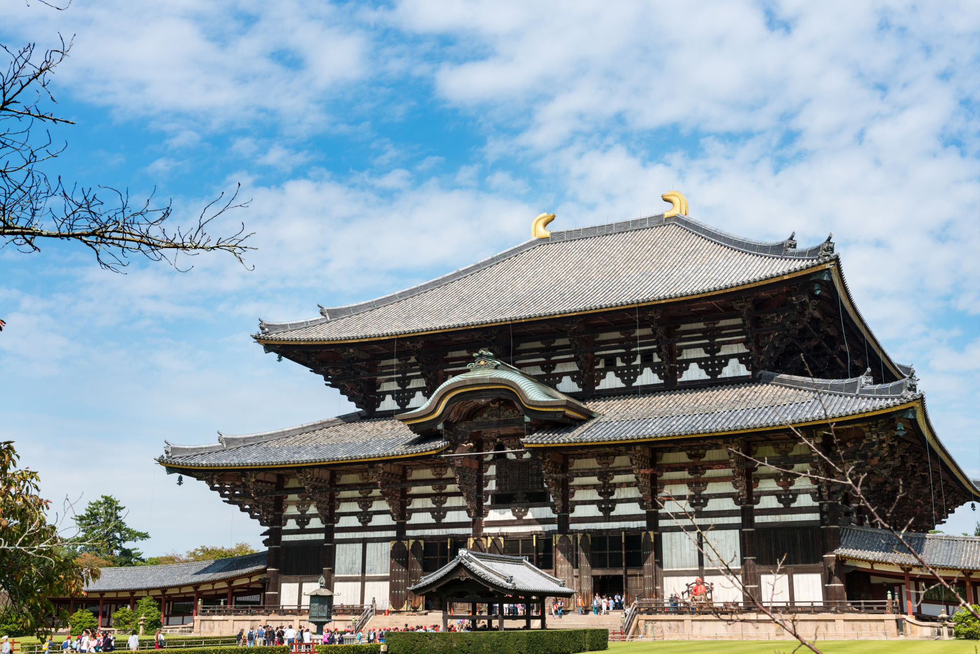 O Todai-ji, em Nara, abriga a maior estátua de bronze de buda