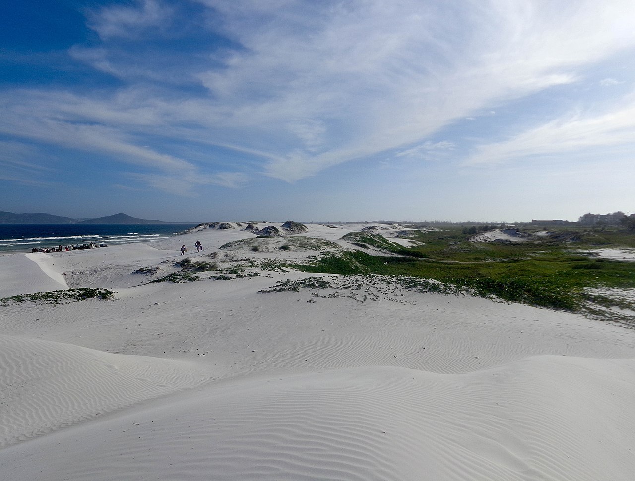 Vista das dunas na Praia das Dunas, Cabo Frio