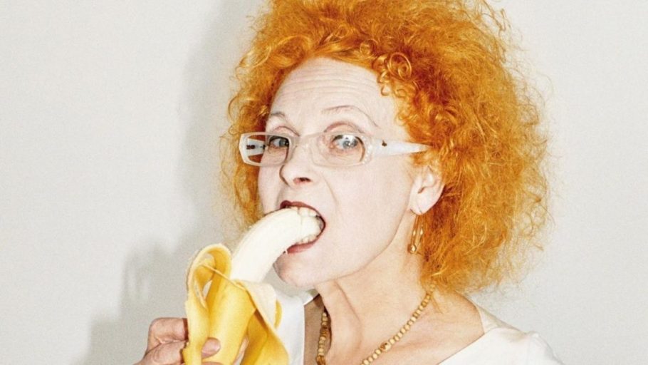 Estilista Vivienne Westwood comendo banana