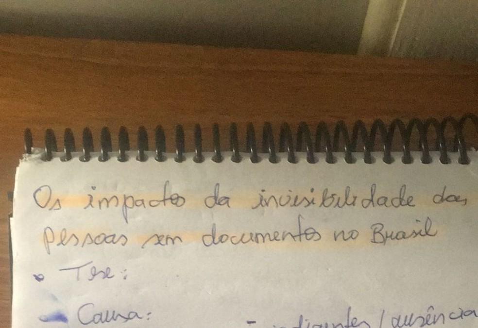 Anotação da professora Núbia Rocha propondo o tema da invisibilidade das pessoas sem registro para os estudantes do terceiro ano