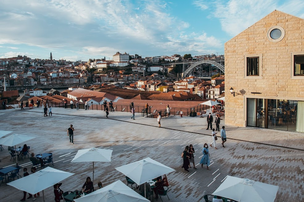 Praça principal do WOW, o Mundo do Vinho, na região do Porto, em Portugal