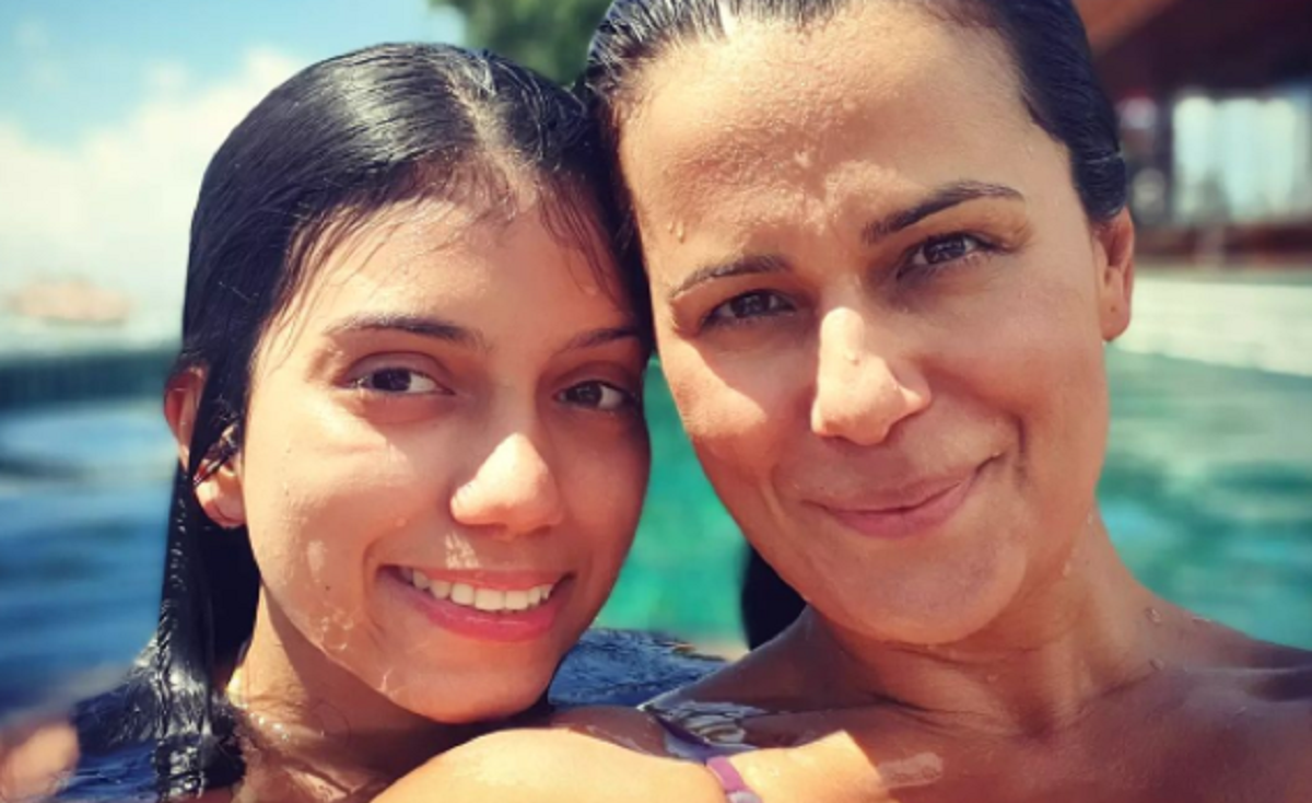 Jornalista Adriana Araújo revela que ex cogitou trocar filha na maternidade