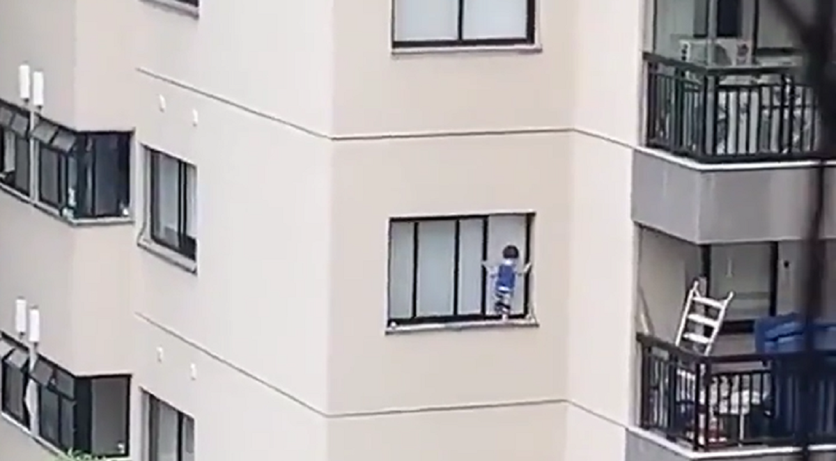 Criança assusta vizinhos em Niterói (RJ) ao ficar pendura na janela