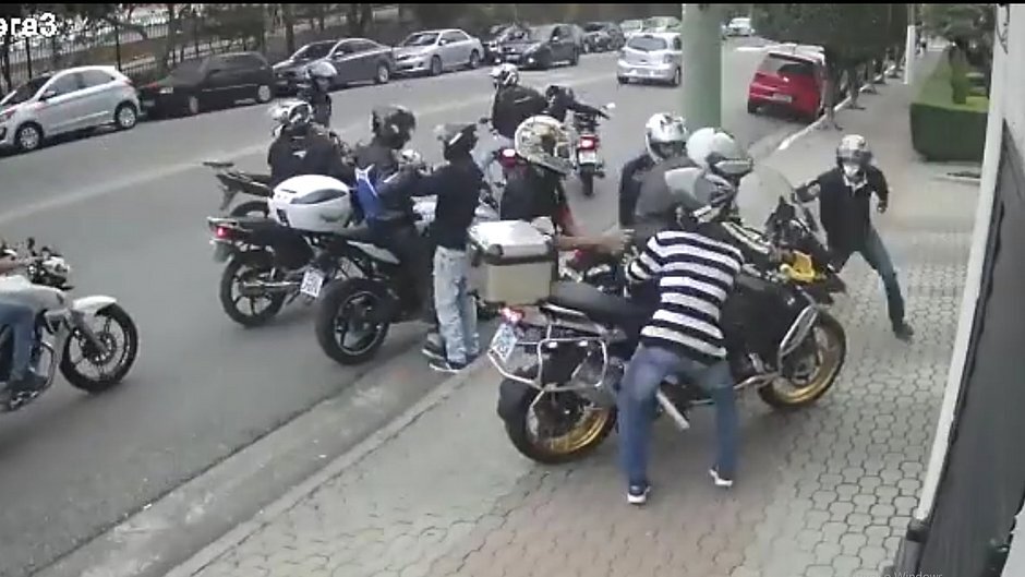 Vídeo mostra a gangue de motoqueiros se aproximando das vítimas e fazendo o arrastão