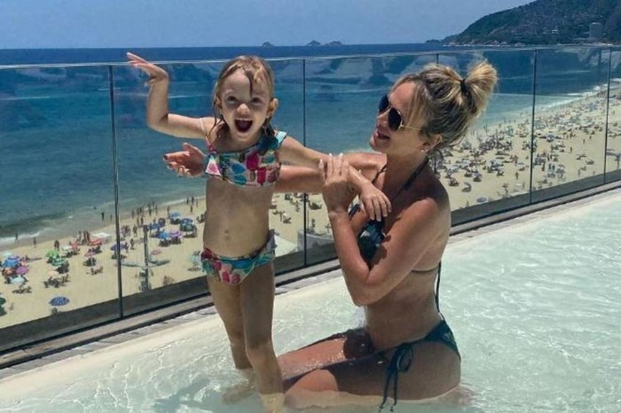 Eliana e sua filha na piscina de um hotel no Rio de Janeiro