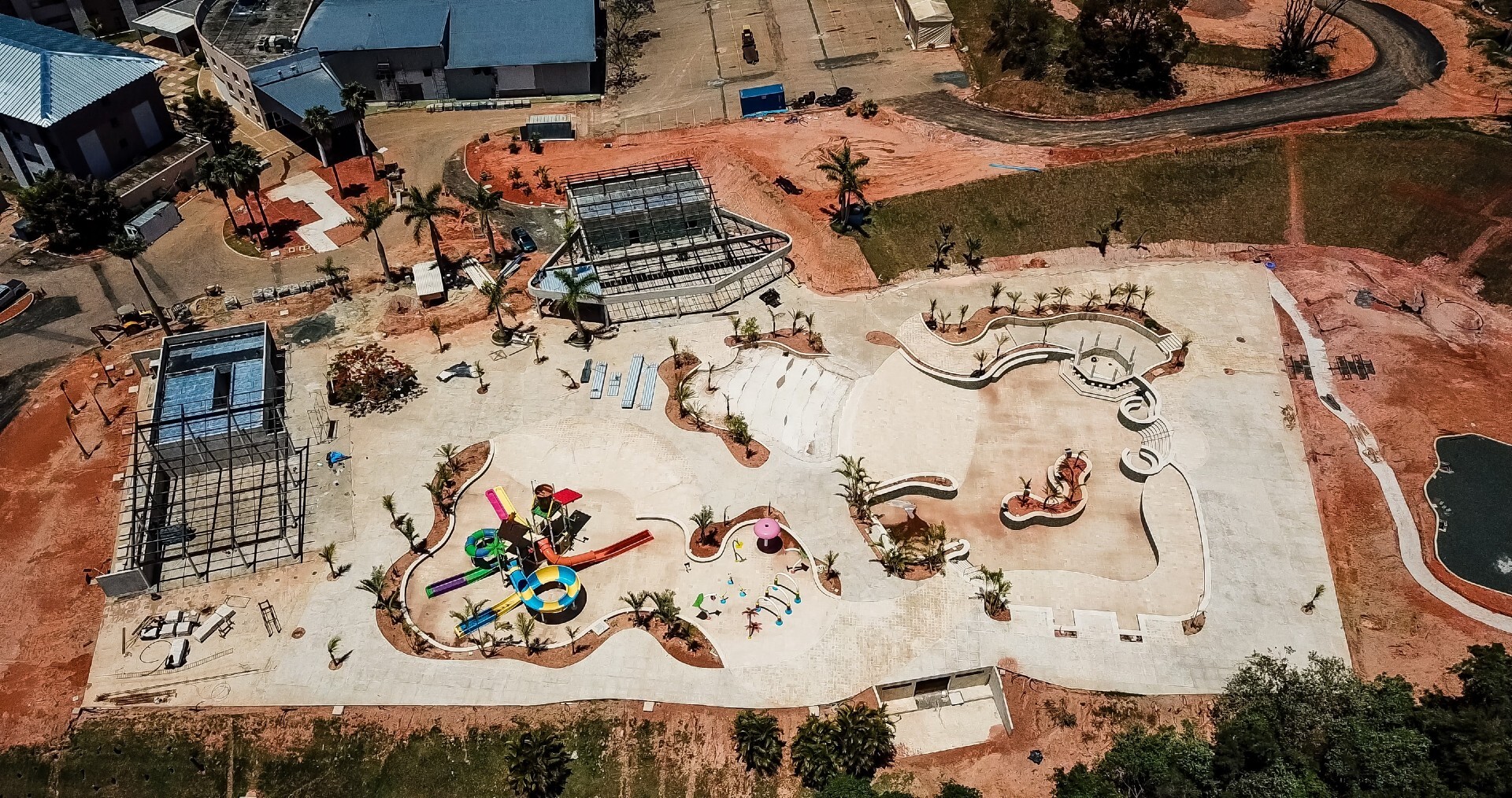 Foto aérea das obras do parque aquático e praia artificial do Cyan Resort 