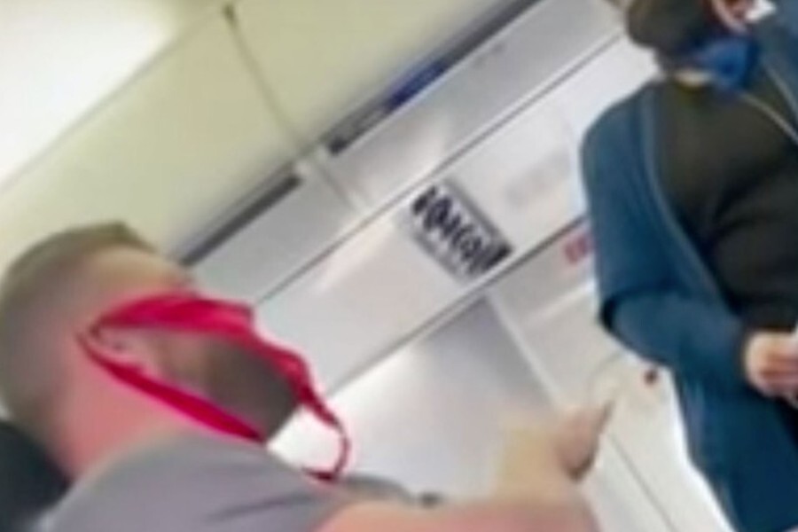 Homem é expulso de voo da United por usar calcinha como máscara