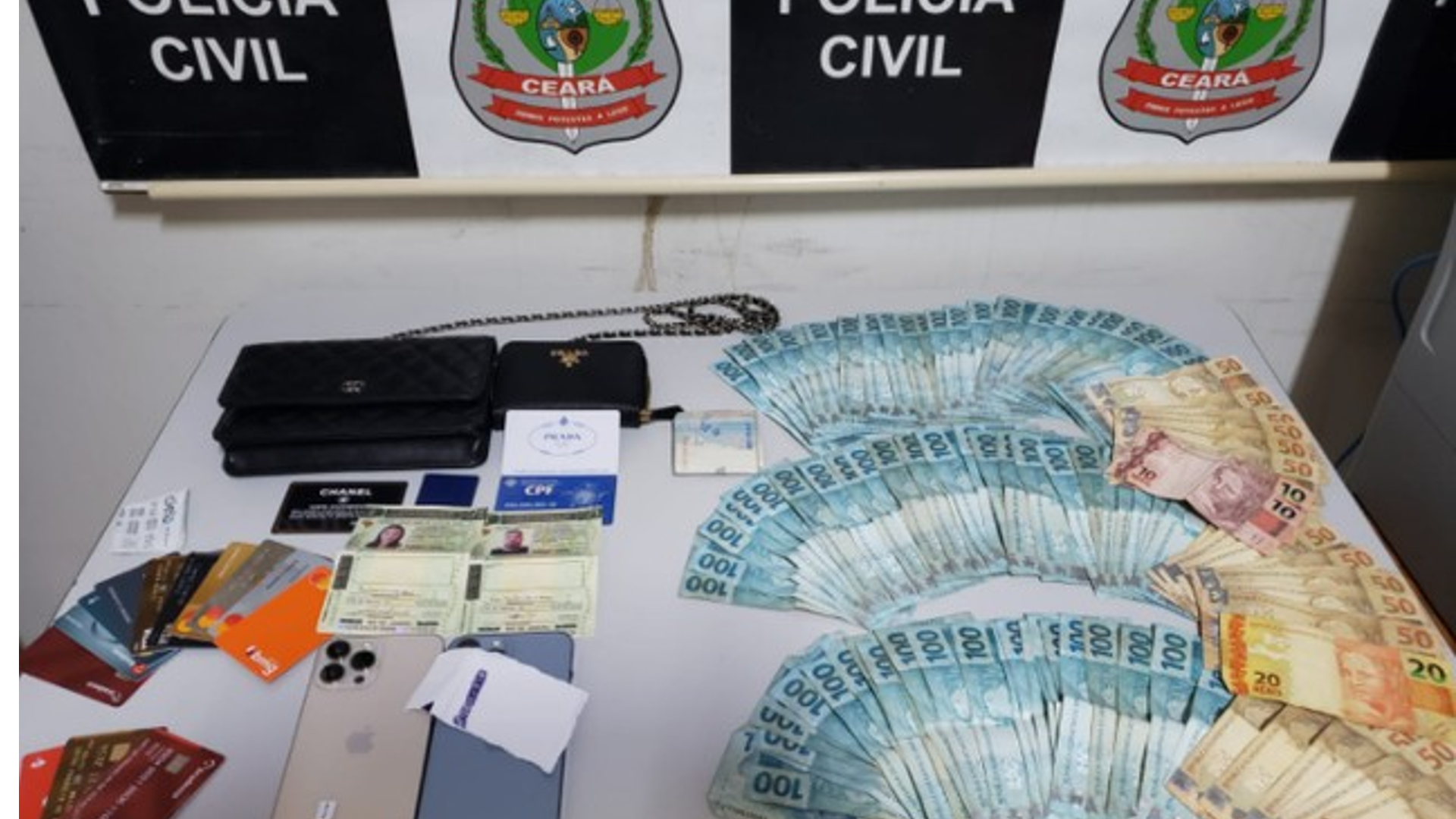 Com o casal, a polícia apreendeu documentos falsos, diversos cartões bancários e R$ 9 mil em dinheiro