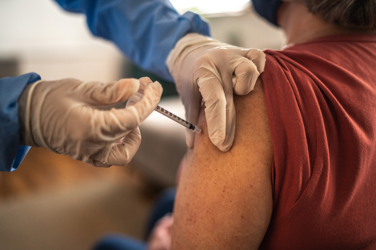 Homem tenta se vacinar contra a covid usando falso braço de silicone