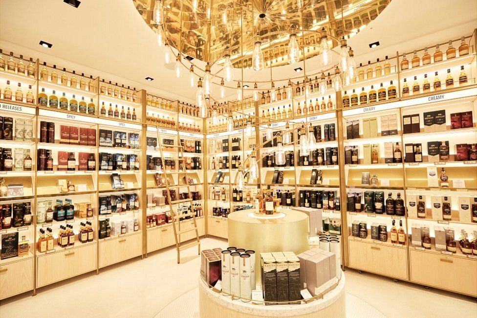 Espaço da Johnnie Walker terá loja onde os clientes poderão encher as garrafas e personalizá-las 
