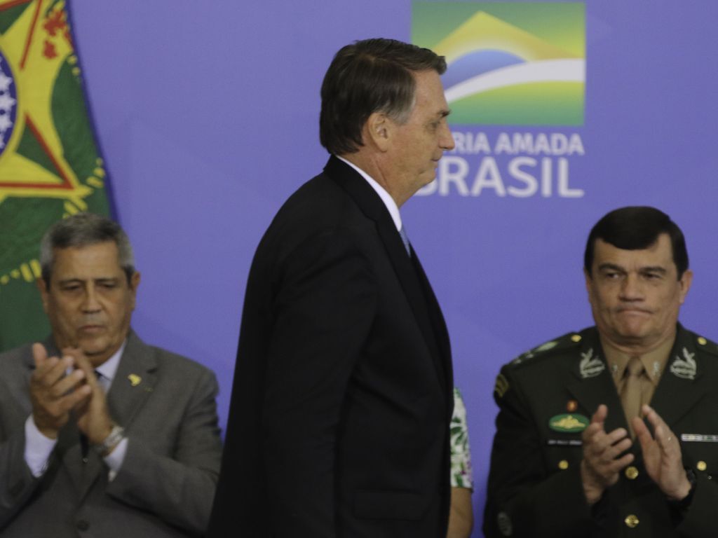 Jair Bolsonaro e, ao fundo, o ministro da Defesa, Braga Neto e o comandante do Exército, Paulo Sérgio Nogueira