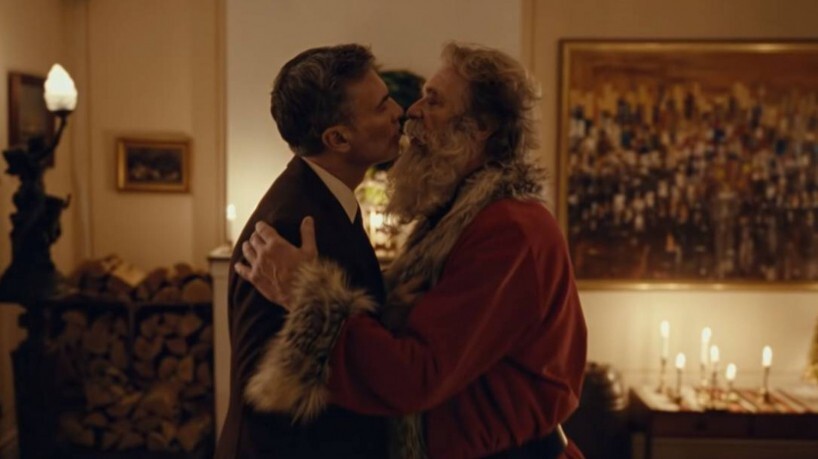 Papai Noel beija namorado