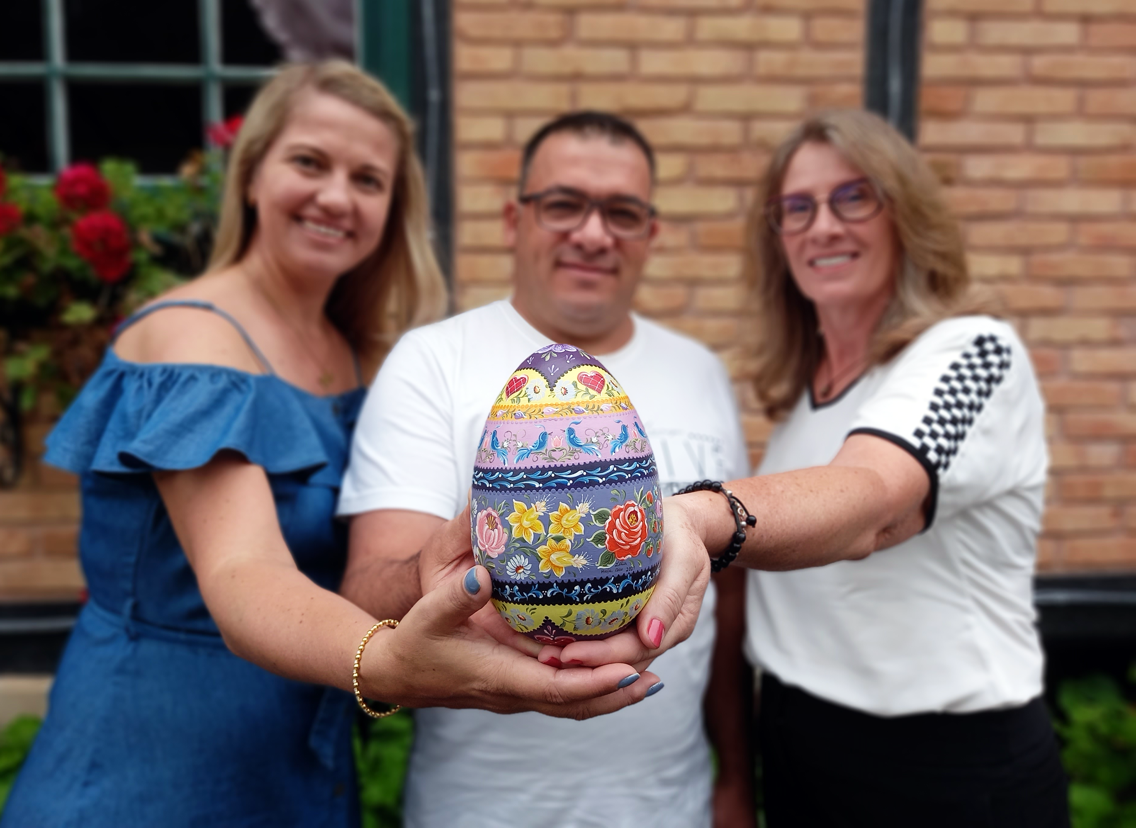 Rafaela Trapp, Davi Gomes e Zelia Klöppel Rengel: os artesãos que criaram a arte que estará no ovo