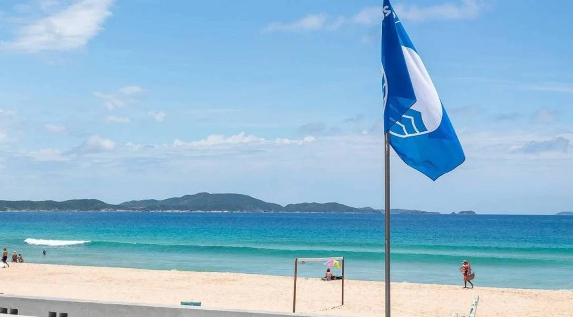 Praia do Peró, em Cabo Frio (RJ), hasteia Bandeira Azul pelo quarto ano consecutivo