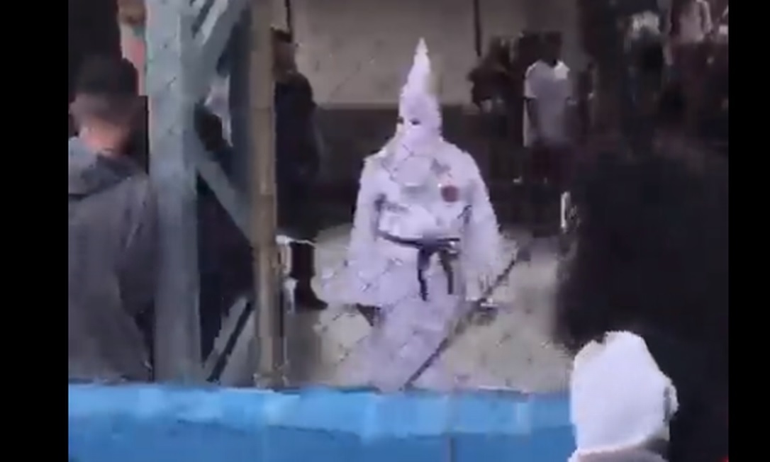 SP: Professor usa roupa da Ku Klux Klan em escola e gera revolta