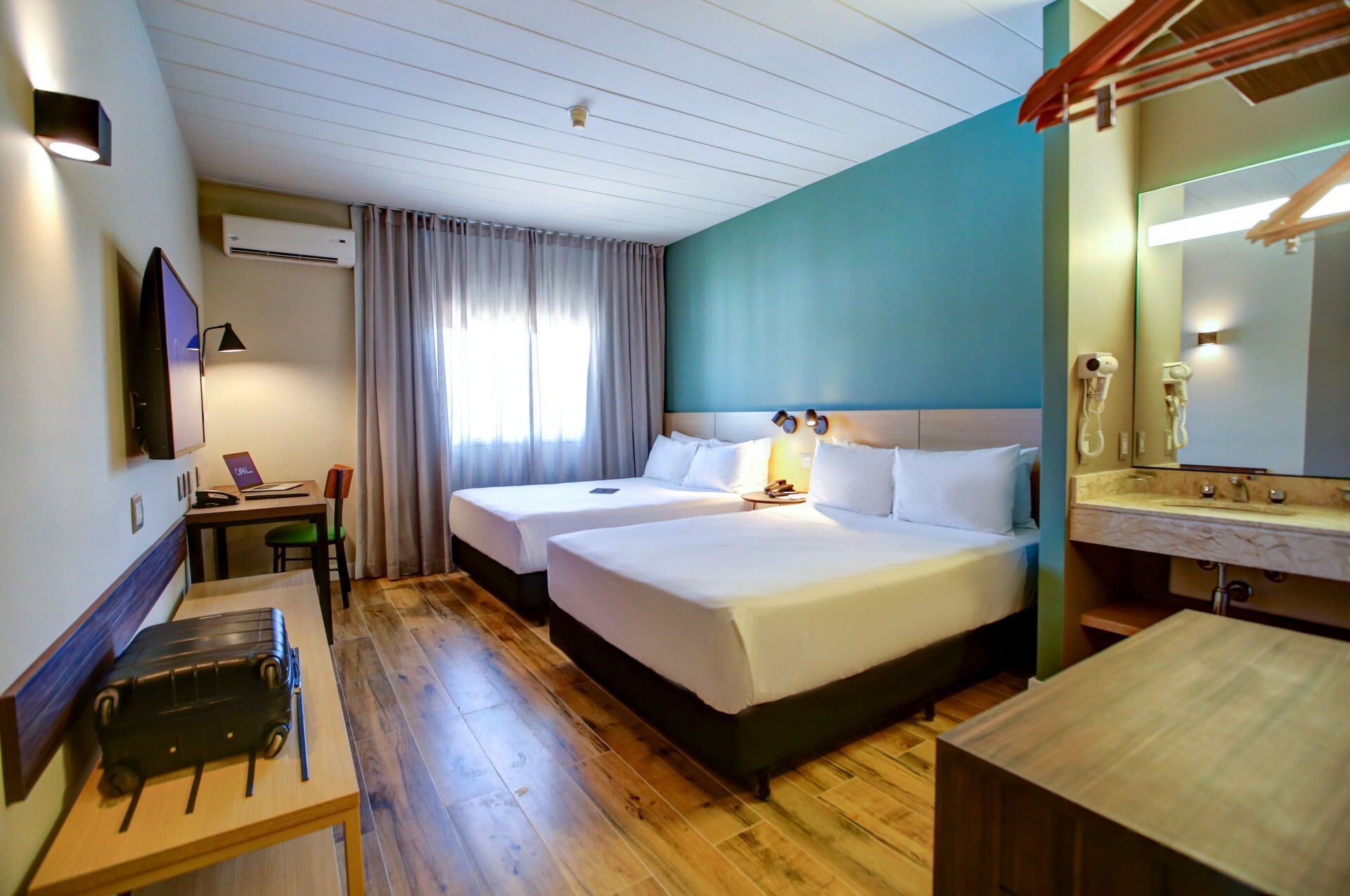 Detalhes da suíte Twin do Cyan Resort, com duas camas de casal