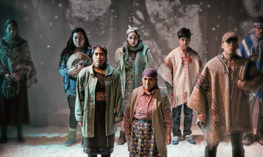 A peça “Trewa – Estado-Nação ou o espectro da traição” trata da violência histórica exercida contra o povo Mapuche pelo Estado do Chile