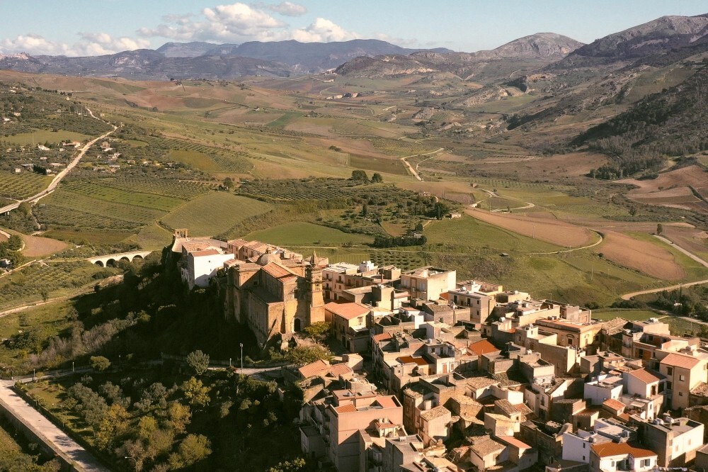 Vista do pitoresco vilarejo de Sambuca di Sicilia, no sul da Itália