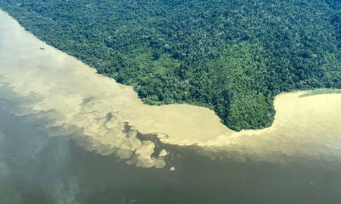 Sedimentos de garimpo ilegal deixam a água turva perto da foz do rio Tapajós, na região de Santarém (PA) 