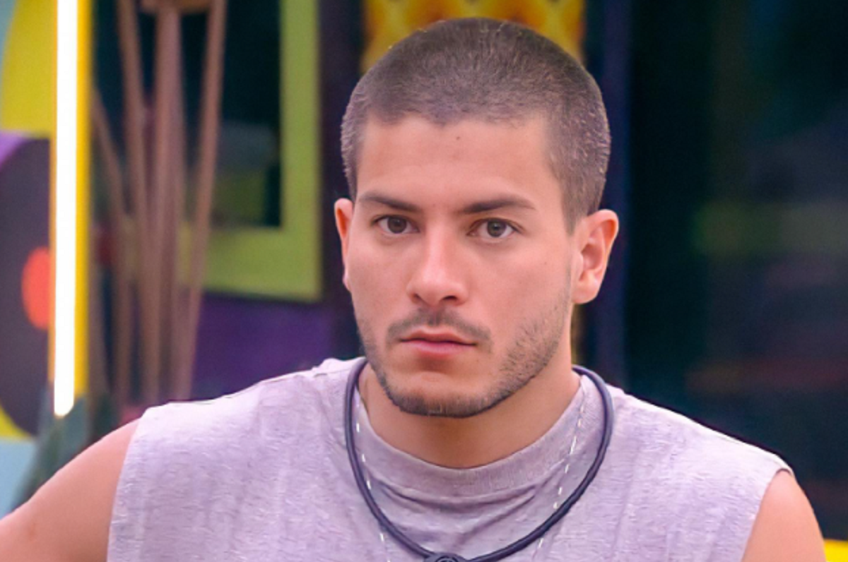 BBB 22: Longe da esposa, Arthur lista o que conseguiu comer na festa