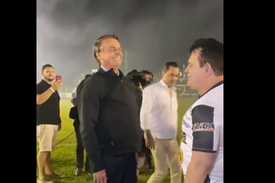 Horas após deixar hospital, Bolsonaro chuta bola em jogo de sertanejos