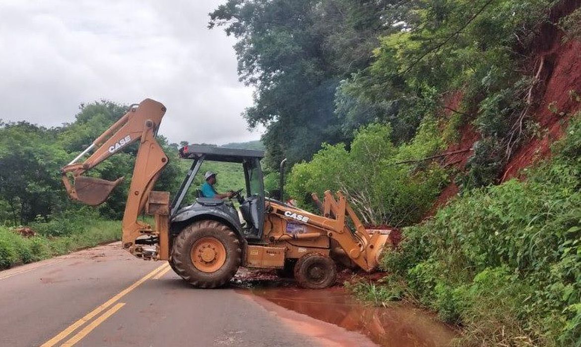 Chuvas bloqueiam ao menos 121 pontos de rodovias mineiras O fluxo de veículos foi interditado parcialmente em 87 pontos