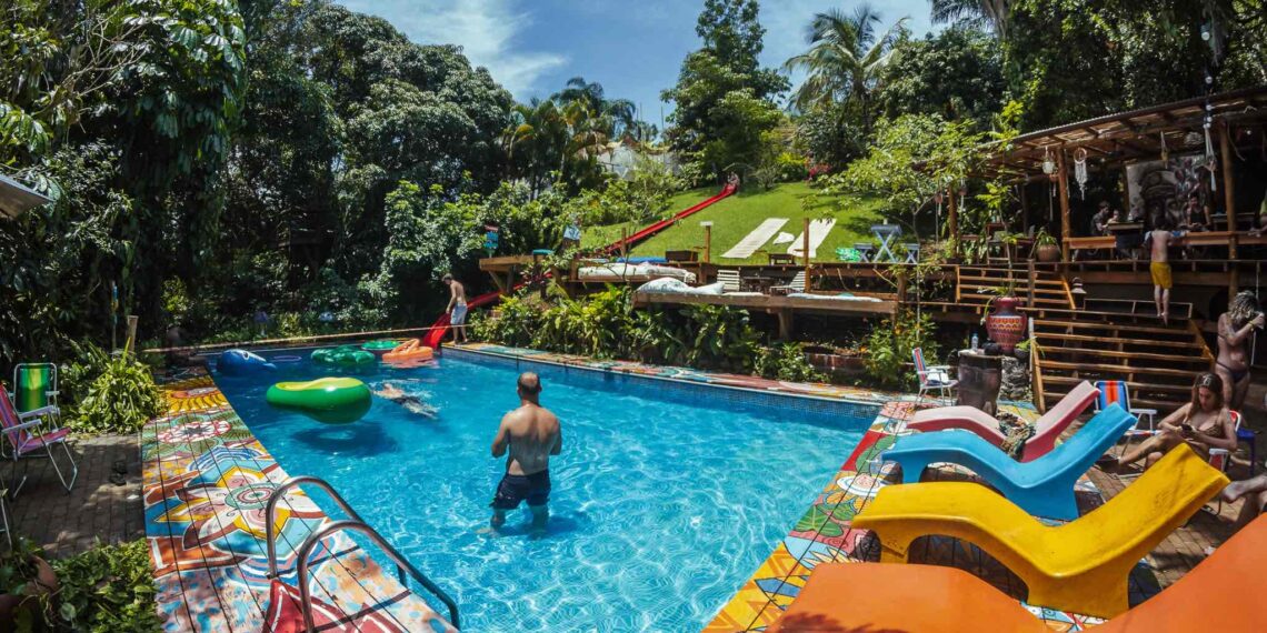 A piscina do Hostel da Vila, em Ilhabela, no litoral norte de SP