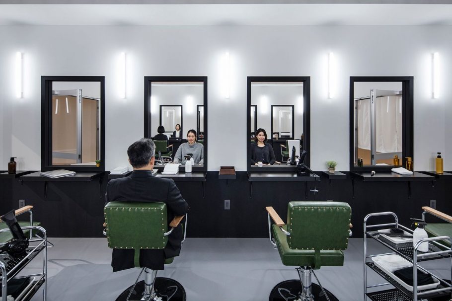 Em “Hair Salon”, você vê outra pessoa refletida na sua imagem nesse salão de cabelereiro