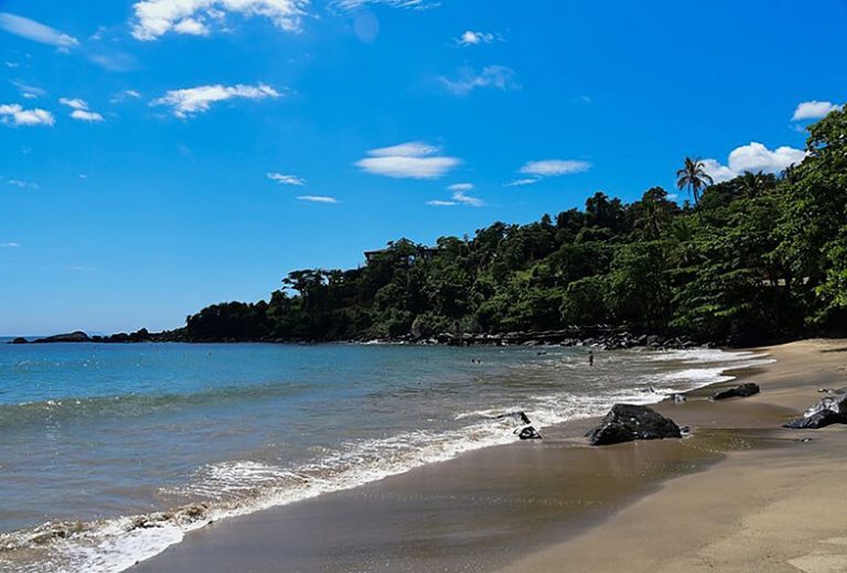 Praia da Pacuíba, em Ilhabela, tem apenas 127 metros de faixa de areia