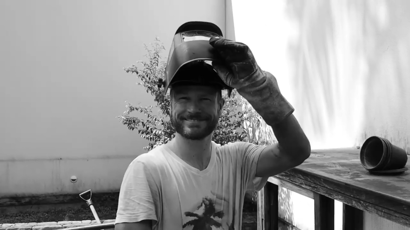 Para alegrar as férias dos filhos, Rodrigo Hilbert constrói montanha-russa no quintal