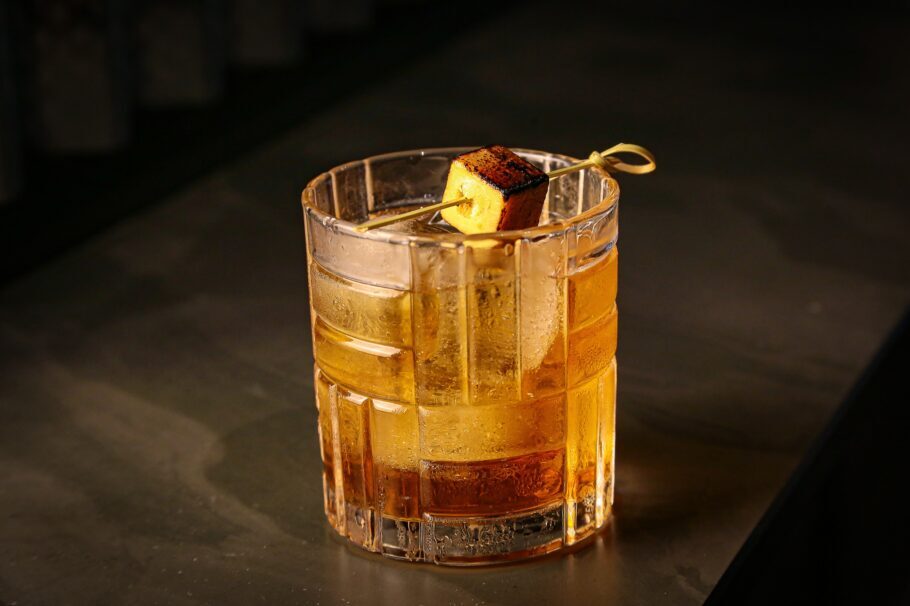 O drink “Old Gamer” é uma releitura do clássico “Old Fashioned”