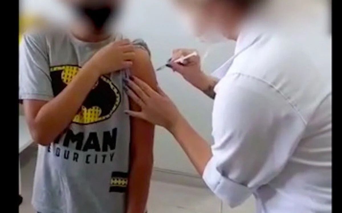 Mãe filmou momento em que enfermeira finge aplicar vacina em criança de 11 anos
