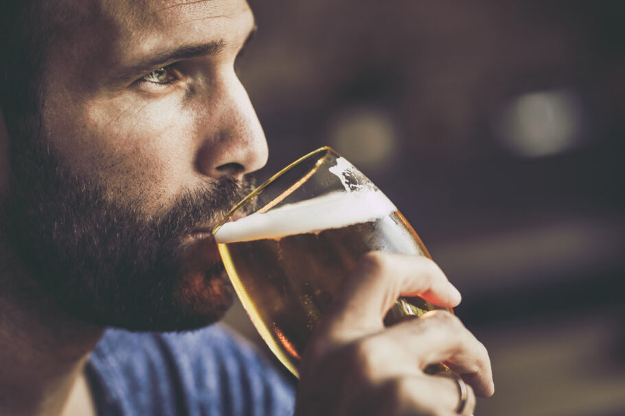 Quem bebe cerveja frequentemente tem mais chance de contrair covid-19, segundo estudo