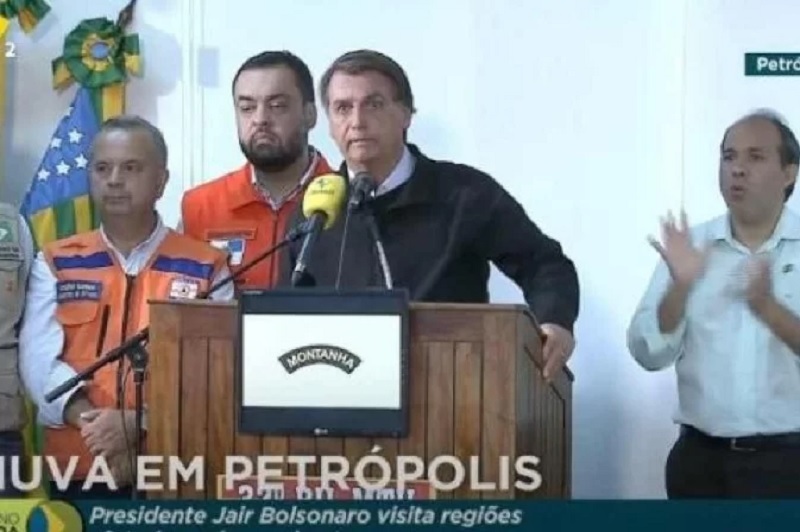 Bolsonaro sobrevoa Petrópolis, mas esconde que cortou verba de combate à enchente