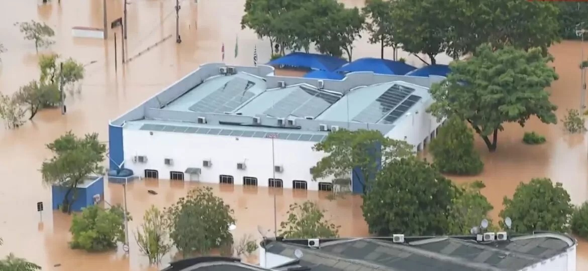 Centro de Franco da Rocha, na Grande SP, ficou totalmente alagado pelas chuvas