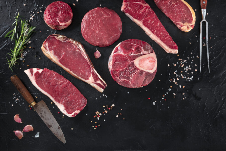 Excesso de carne vermelha pode desencadear um crise de gota em quem tem nível de ácido úrico elevado no sangue