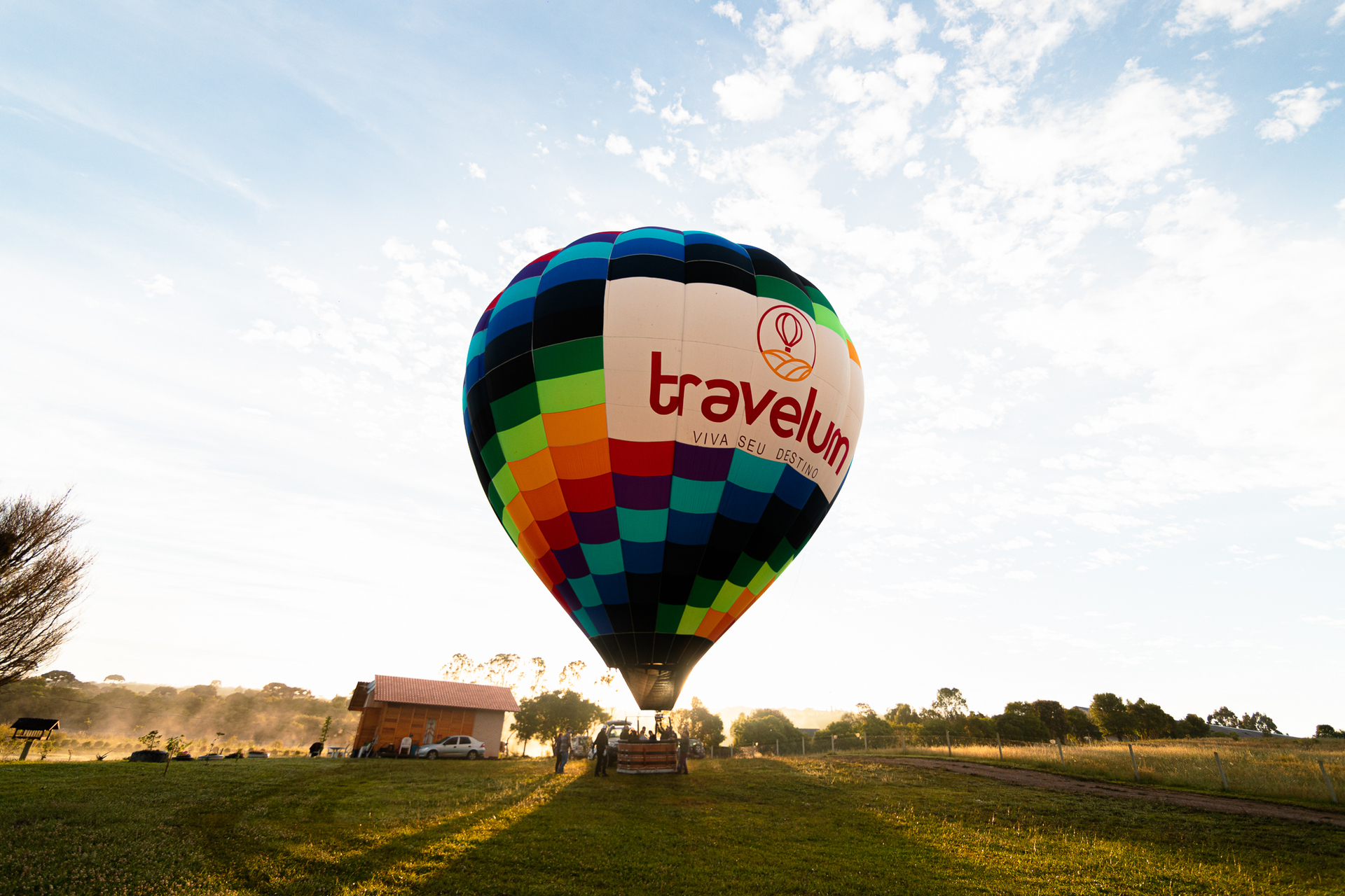 Voar de balão é daquelas experiências que fascinam viajantes de todas as idades