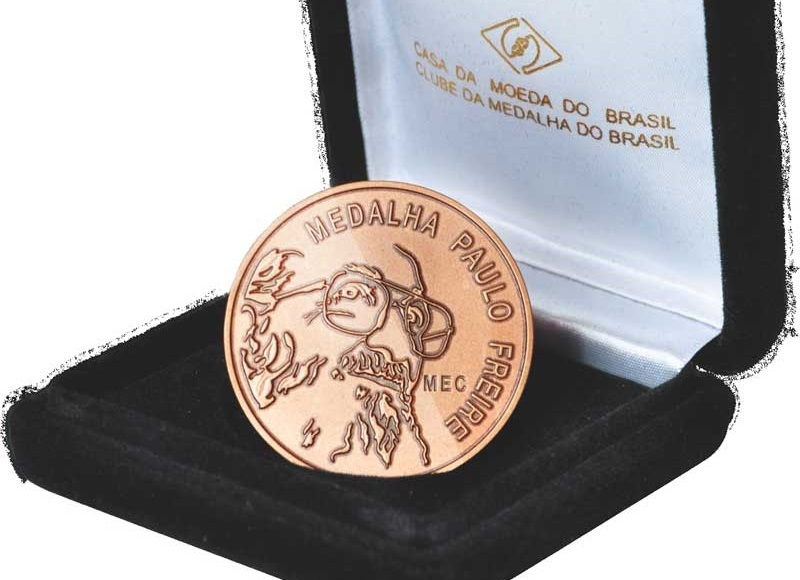 Bolsonaro extingue medalha em homenagem a Paulo Freire
