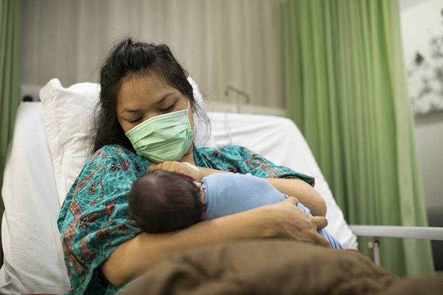 Pesquisadores descobrem idade ideal para mulher dar à luz e reduzir riscos de morte precoce
