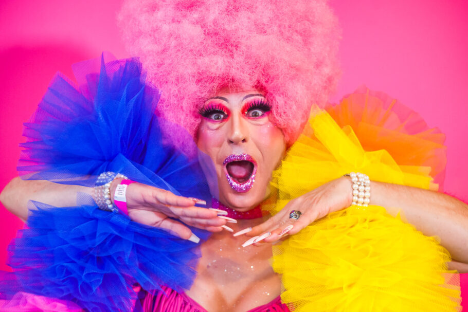 Fundadora do Minhoquens, a drag Mama Darling está te esperando com looks babadeiros no Carnaval 2022