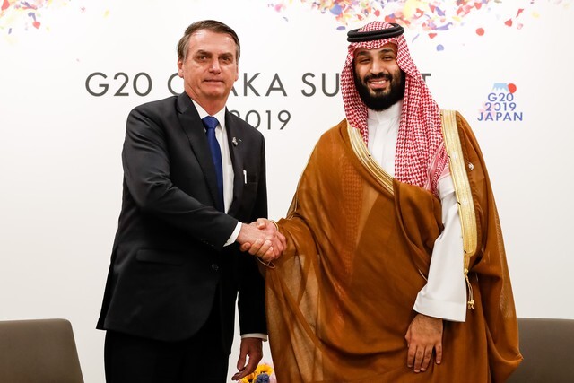 O presidente Jair Bolsonaro e o príncipe saudita, Mohamed bin Salman, durante encontro na cúpula do G20 no Japão, em 2019