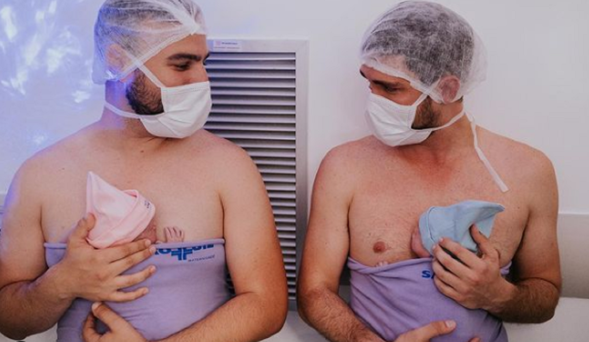 Nascem os gêmeos de casal gay com material genético dos próprios pais