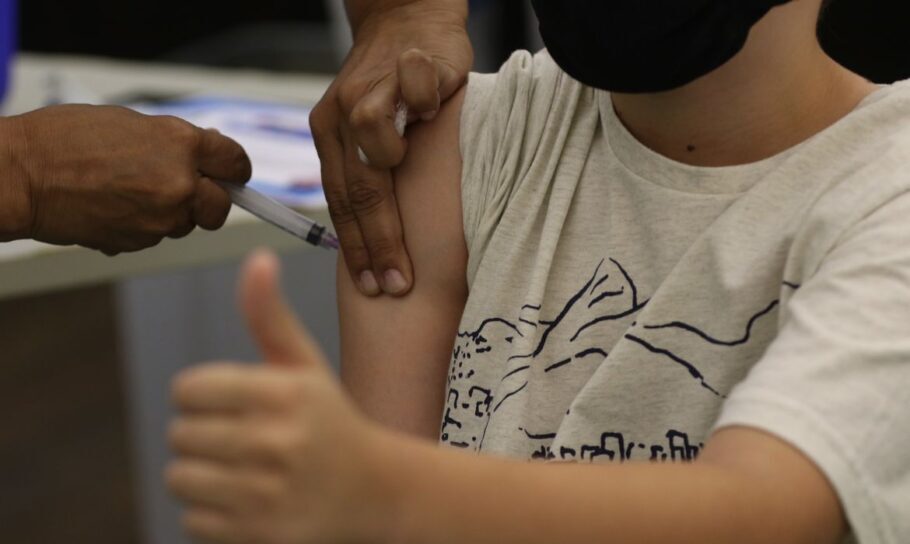 73% dos brasileiros já completaram o esquema vacinal contra a covid-19