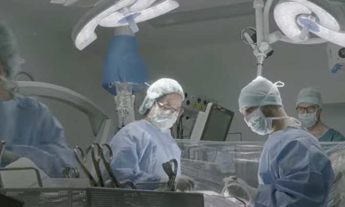 Médicos implantam eletrodos na medula espinhal de pacientes para estimular os nervos