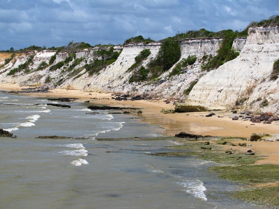 Falésias entre Prado e Corumbau, no sul da Bahia, em área incluída no Parque Nacional do Descobrimento, em Prado, no sul da Bahia