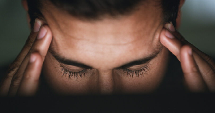 Dor de cabeça forte é um dos sintomas provocados pelos distúrbios