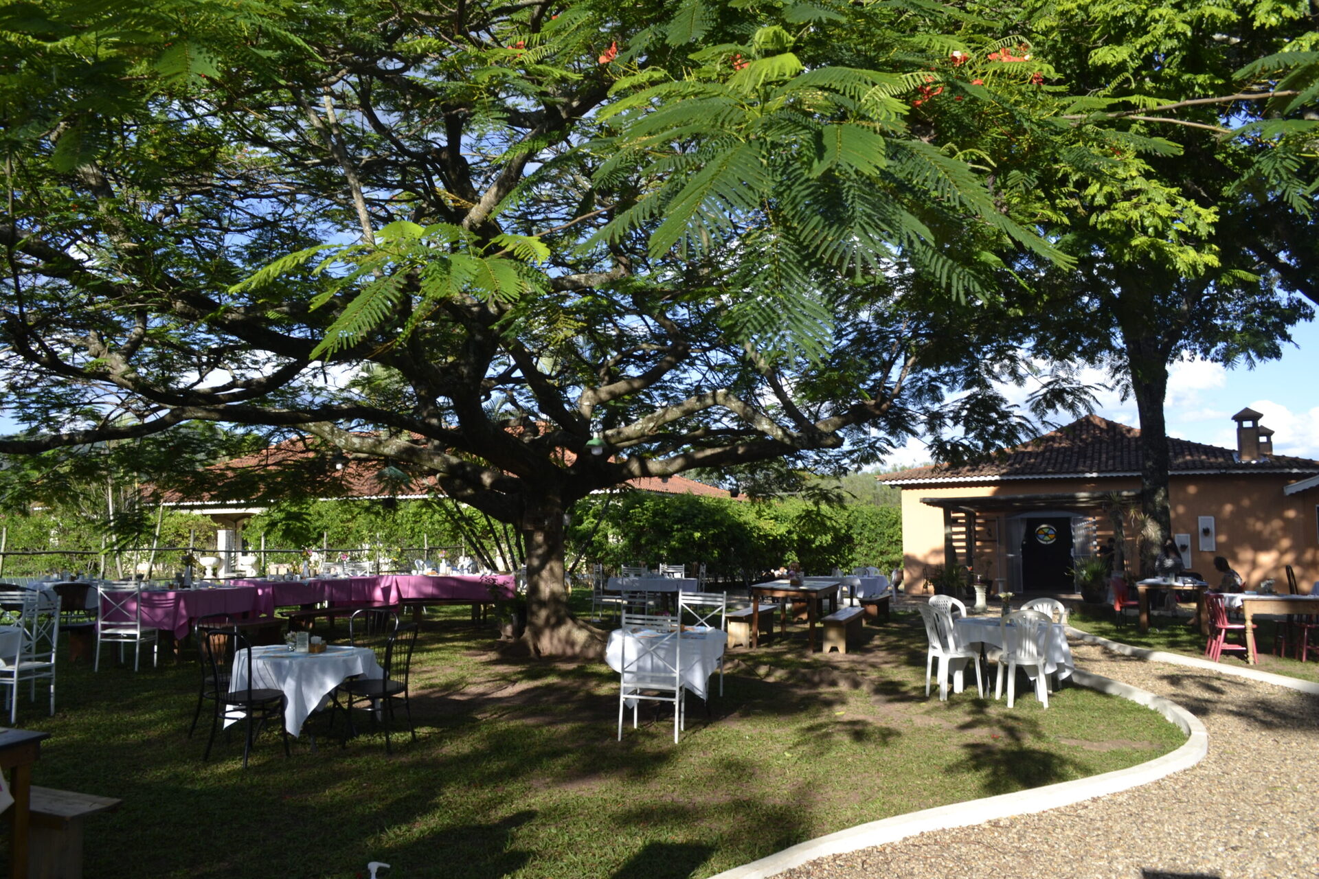 Jardim onde é servido o café da manhã colonial rural no Quintal da Serra